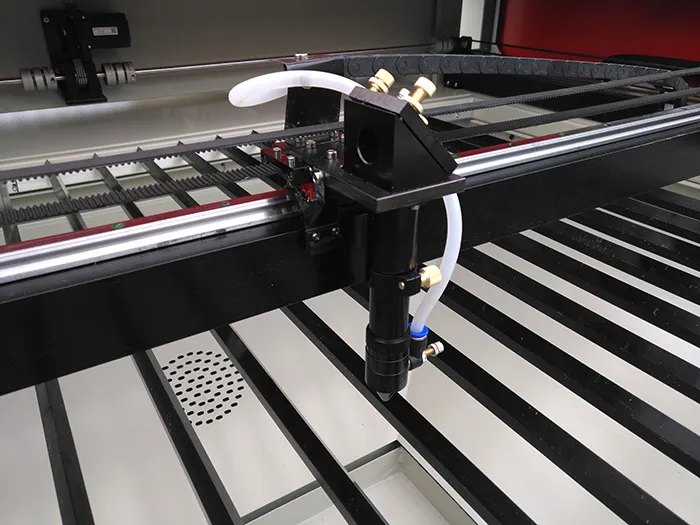 1612 150W laser de CO2 cortar tabela machine.T-lâmina usada para o ABS, acrílicos, tecido, couro e outros materiais não-metálicos