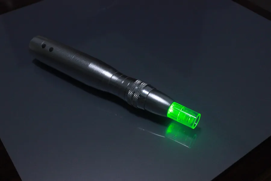 2017 DERNIES 5 vitesses DERMA PEN LED Photon MiconeDle électrique pour la peau Rajeunissement Therapy Nano Aiguilles avec 7 couleurs