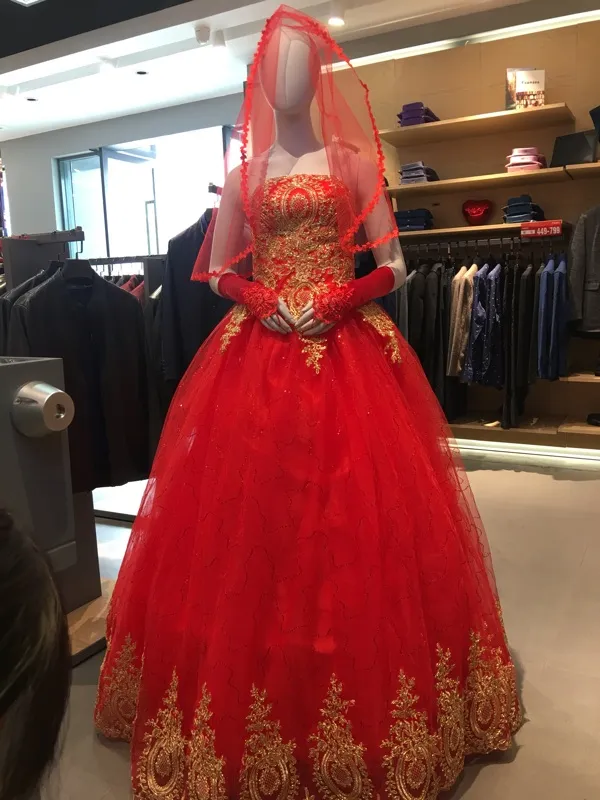 Robe de mariée rouge en dentelle pas cher en stock longueur de plancher sans bretelles chérie et train de la cour à lacets dos nu or appliques robes de mariée