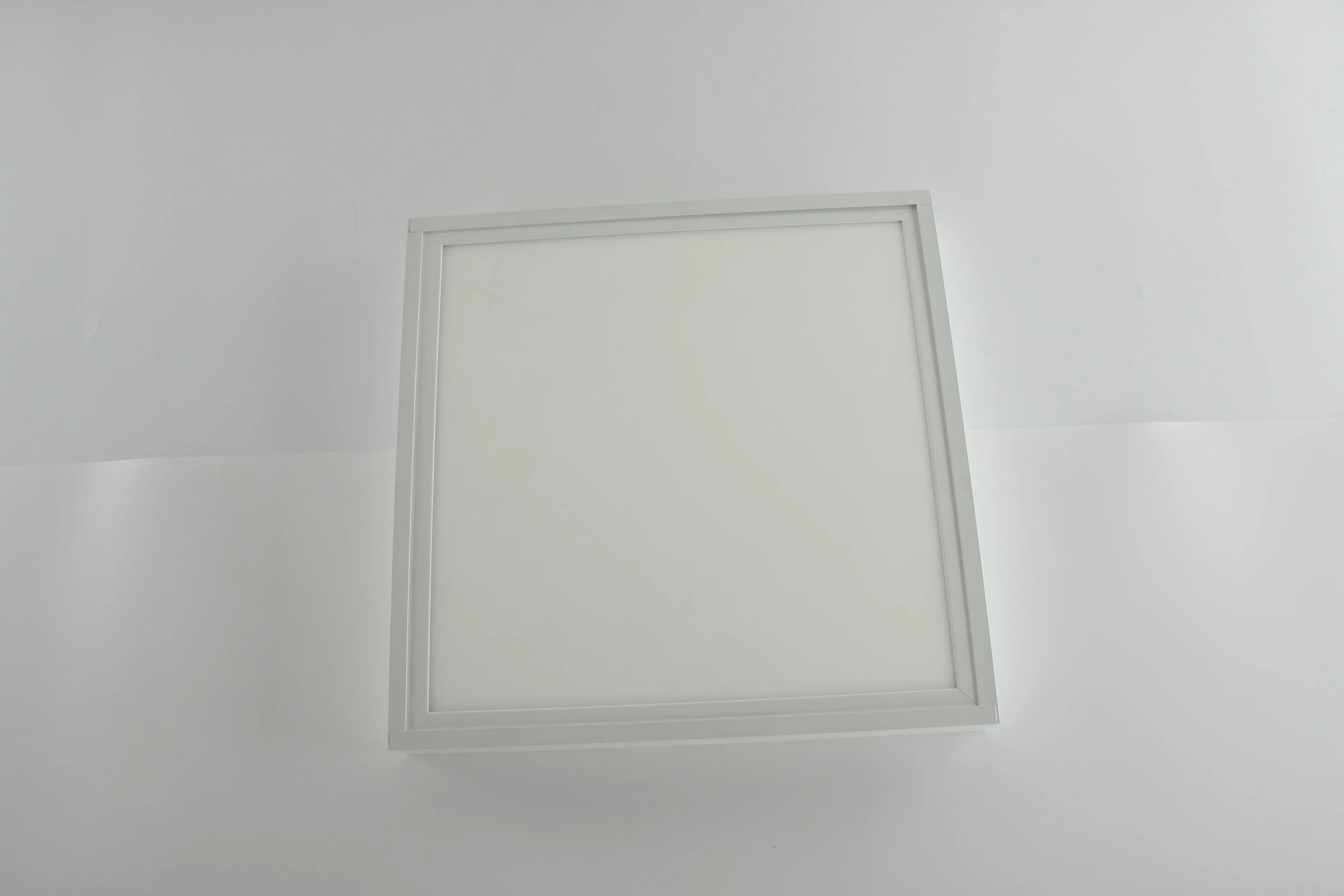 Support de plafond monté sur la surface de l'expédition 595x595x50mm de lampe de panneau LED Produit Matériau en alliage d'aluminium Super mince Design