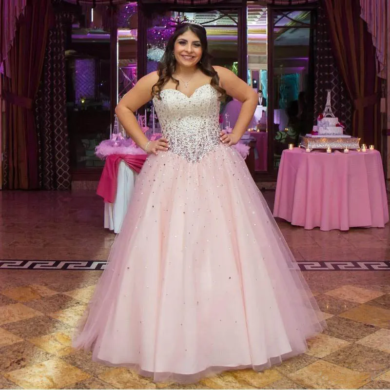 Mode Plus La Taille Robes De Quinceanera 2017 Sexy Bling Perlé Cristal Chérie Cou Une Ligne Dos Nu Blush Rose Corset Puffy Robes De Bal