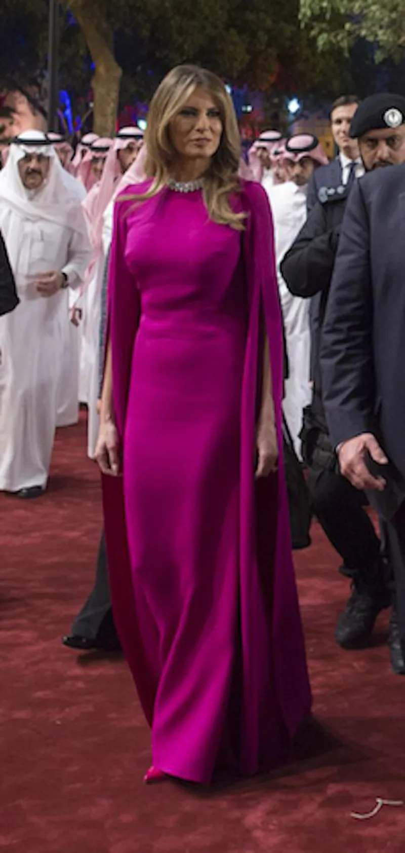 Melania Trump Mismo vestido de noche Arabia Saudita Elegante Respetful039 Tour Outfits Vestido formal de longitud de piso con envoltura larga7463990