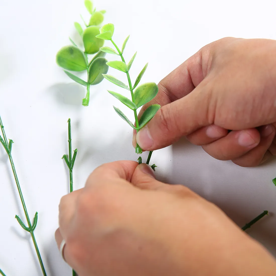 Konstgjord buske med stammar i grön faux plast eukalyptus lämnar buskar falska simulering grönska växter pack av 10