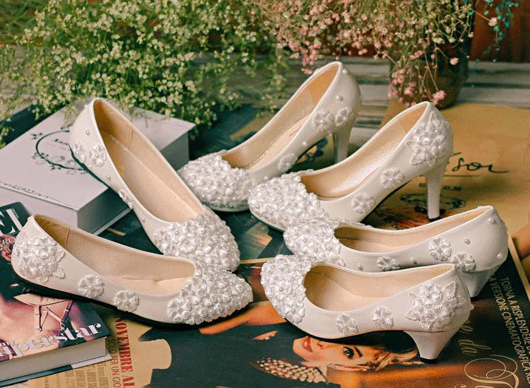 Sweet Cheap Flat Pearls Wedding Shoes For Bride 3D Lace Appliqued Prom High Heels Ankle Strap Plus Size Pointed Toe Bridal Shoes