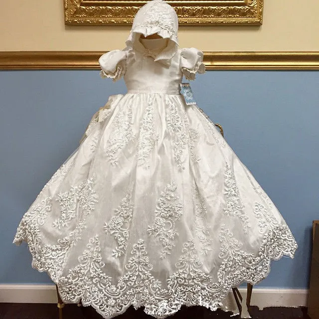 2022 Baby Primeira comunhão Vestidos de comunhão Branco Primeiro aniversário Princesa renda de manga curta colarinho de colarinho de festa de flores com chapéu