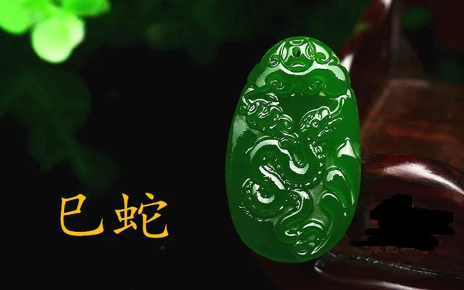 Jade verde brilhante Escultura manual A serpente do dragão do coelho do zodíaco chinês. Talismã pingente de colar