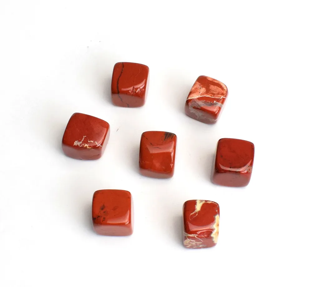 7 조각 자연적인 소형 붉은 재스퍼 조각 된 큐브 크리스탈 레이키 치유는 무료 파우치를 가진 반보적 인 돌