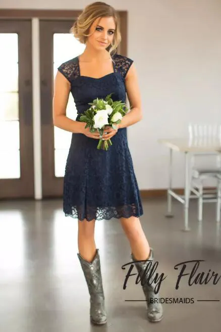 2019 Casual Navy Blue Lace Druhna Suknie Krótki Tanie Portret Wycięcie Back Beach Kolano Długość Maid of Honor Gown Custom Made EN7201