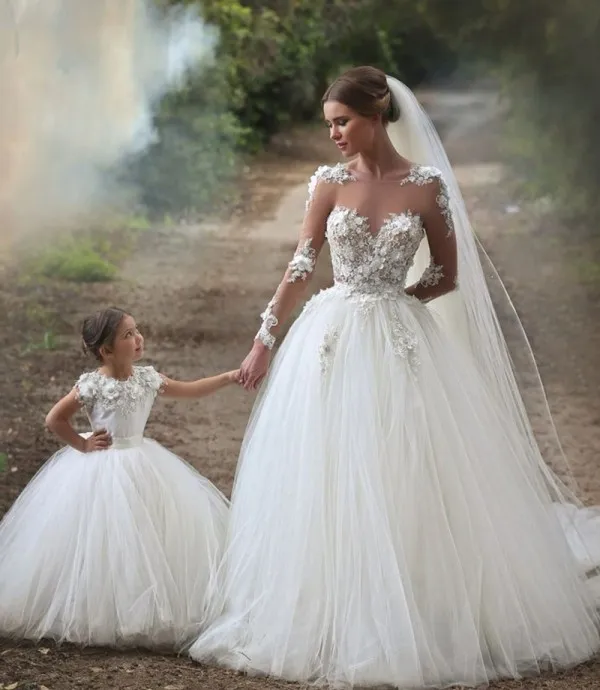 Incroyable 2017 robe de bal robes de demoiselle d'honneur col bijou avec dentelle délicate et fleurs faites à la main robes de mariée mère et fille blanches