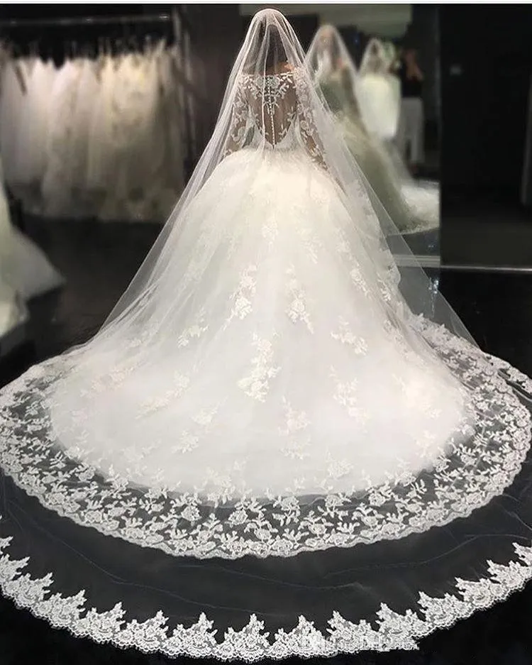 Pas cher luxe arabe robe de bal robes de mariée encolure dégagée manches longues dentelle appliques cristal perlé gonflé tribunal train plus la taille robes de mariée
