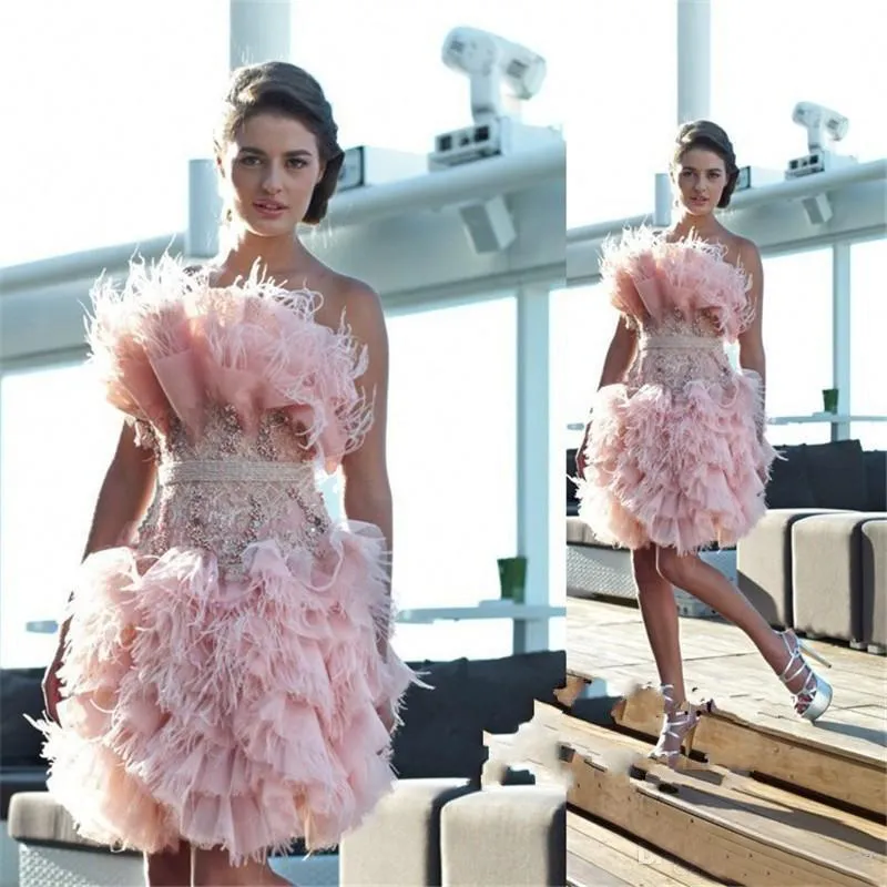 2017 Fancy Noble Rosa Korta Homecoming Klänningar Stropplös Med Beaded Feather Prom Klänningar Tillbaka Zipper Custom Made Cocktail Gowns Pleats Ny