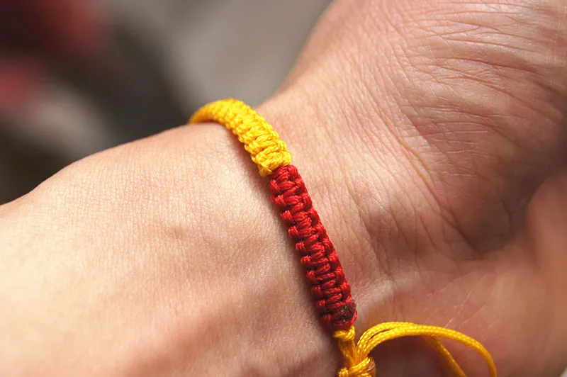 Bracciale nodo piatto in agata naturale tessitura manuale pura rossa e gialla