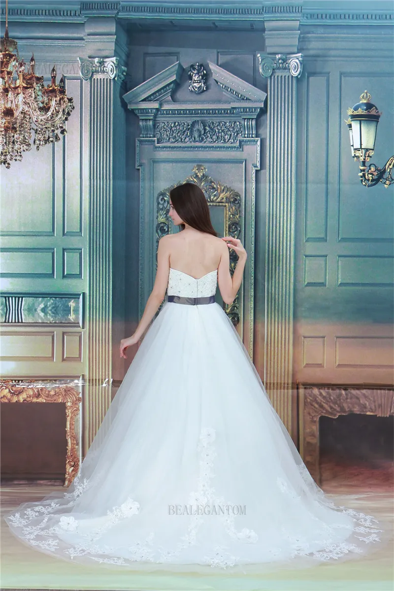 2017 Abiti da sposa con scollo a cuore in pizzo bianco Abiti da sposa in organza con applicazioni di perline Fiori economici con lacci Plus Size Abiti da sposa BM49