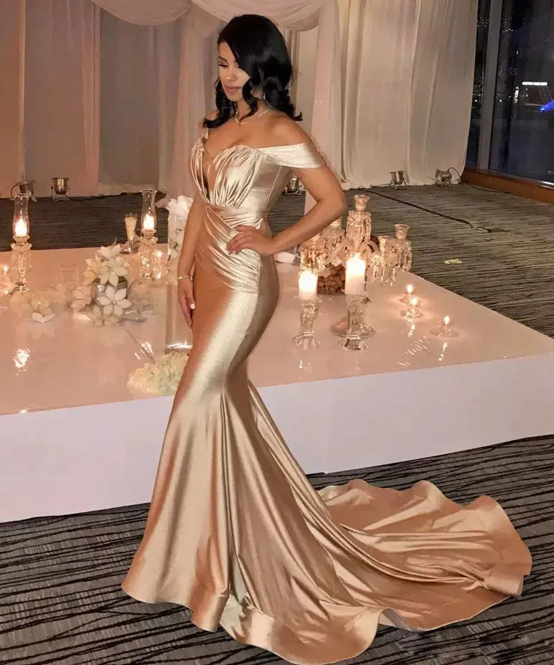 Charmig Golden Mermaid Evening Dresses Off Shoulder Ruffles Ruched Sweep Train Prom Klänningar Evening Gowns Sexig Kändis Röd Carpet Dress