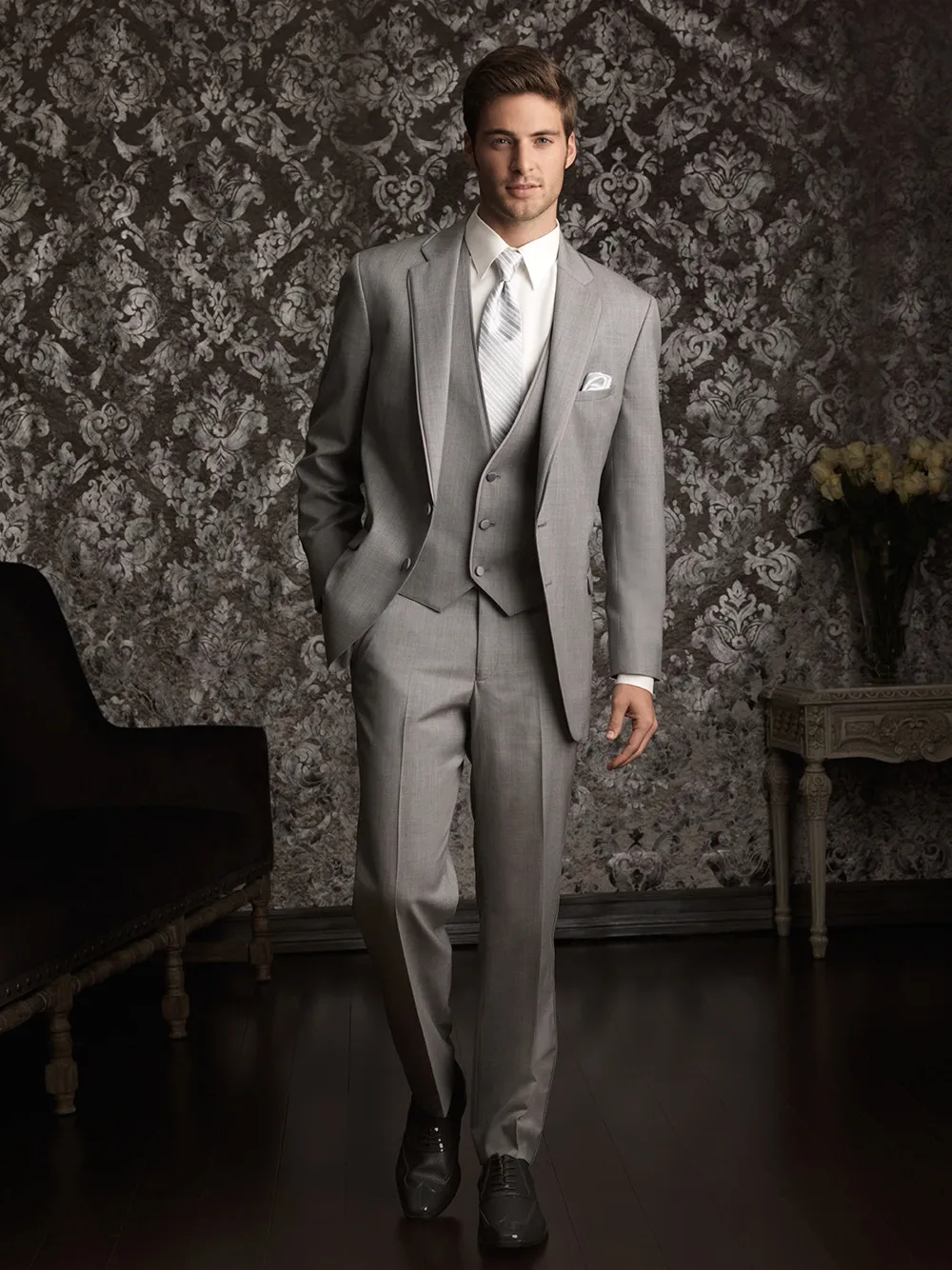 2016 Custom made Mens Açık Gri Takım Elbise Moda Resmi Elbise Erkekler Suit Set erkekler düğün takımları damat smokin Ceket + Pantolon + Yelek + Kravat