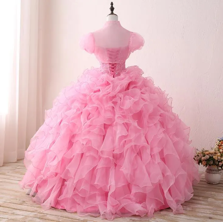 Różowe sukienki Quinceanera 2023 suknie balowe z koralikami kurtka Ruffled organza koronkowa w górę puchowa puchowa sukienka na bal maturę