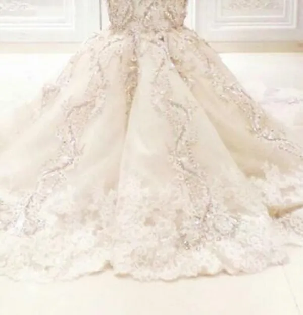 Robes de mariée en cristal de luxe Robes de Dubaï Sirène Trompette Fit et Flare Appliques de dentelle perlée Floral Agrémenté Perles Robes de mariée