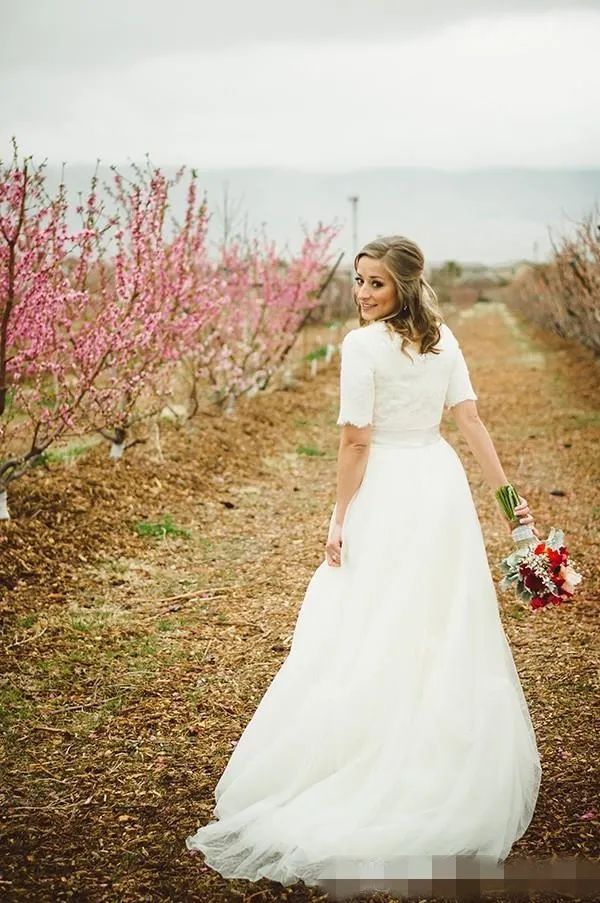 Modest Bröllopsklänningar med ärmar Billiga Högkvalitativa Scoop Neck Kortärmad Lace Top A-Line Informell Bridal Gown med Sash