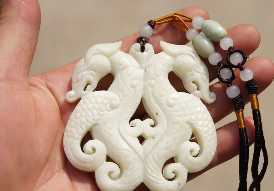 Naturlig vit jade dubbelsidig snidad amulett, retro ssangyong krok.necklace hänge