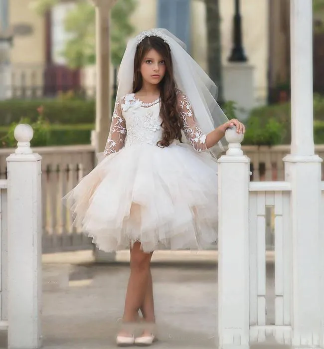 Abiti da ragazza di fiore al ginocchio 2018 Maniche lunghe trasparenti con applicazioni di pizzo Abiti da spettacolo ragazze Abito da ballo in tulle Mini abito da sposa