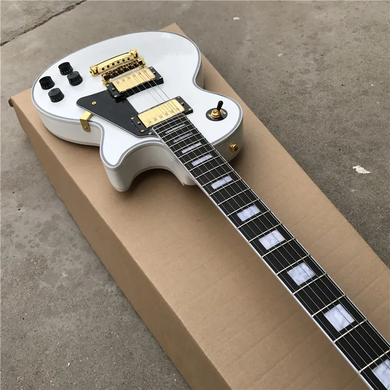 Beyaz renk ve altın renk donanımı ile özel elektro gitar satmak hızlı bir şekilde yüksek kaliteli guitarra2144682