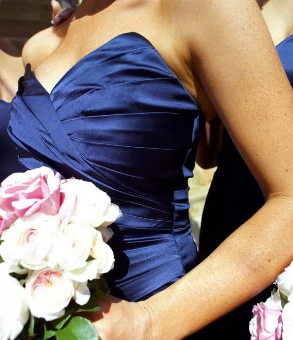 Sexy sin tirantes con cuello en v vestidos de dama de honor moda plisado lado dividido sirena boda invitado vestido de fiesta 2018 por encargo satinado vestido formal