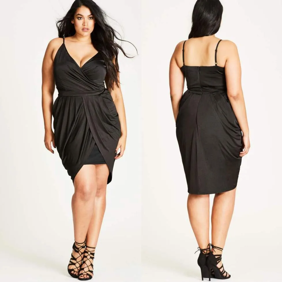 Billiga Black Plus Size Party Dresses V-Neck Pleated Short Prom Dress Sheath Knee Längd Ärmlös Aftonklänningar