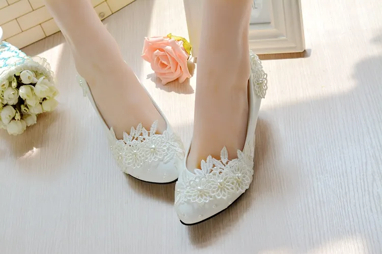 Дешевые стильный жемчуг плоские свадебные туфли для невесты 3D цветочные аппликация Пром высокие каблуки плюс размер острым носом кружева свадебные туфли