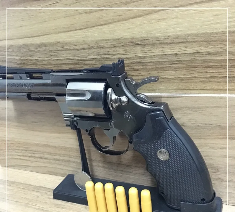 Python Revolver lättare metall Revolver typ pistol Uppblåsbar vindtät lättare möbelprydnader Personliga ornament 357 Gun Li1778771