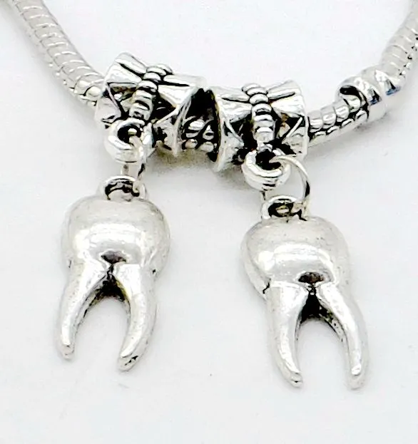 100st / lot tibetansk silverlegering Tandtänder charms dangle pärlor passar europa hängsmycke armband smycken gör DIY 30x8mm hål 4mm