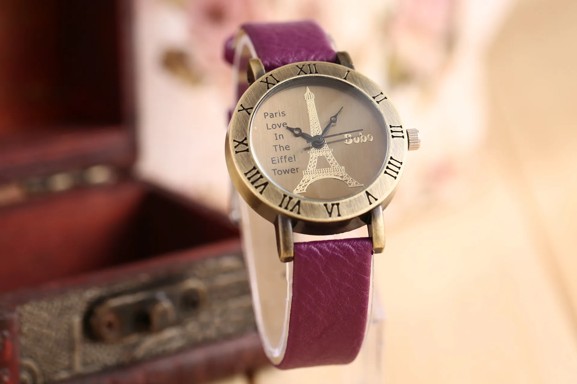 Vintage Eiffel Tower Watch Lady Women's Quartz Hours Klockor Mode Armband Läder Romerska Numerala Kvinnor Armbandsur Lyx Födelsedaggåva