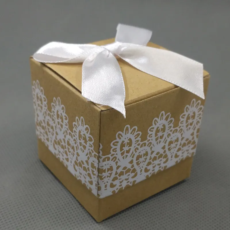 100pcs Kraft Paper Candy Favor Box White Lace Pattern Gift Wrap Wedding Party Baby Shower Gift Boxes Faovrs