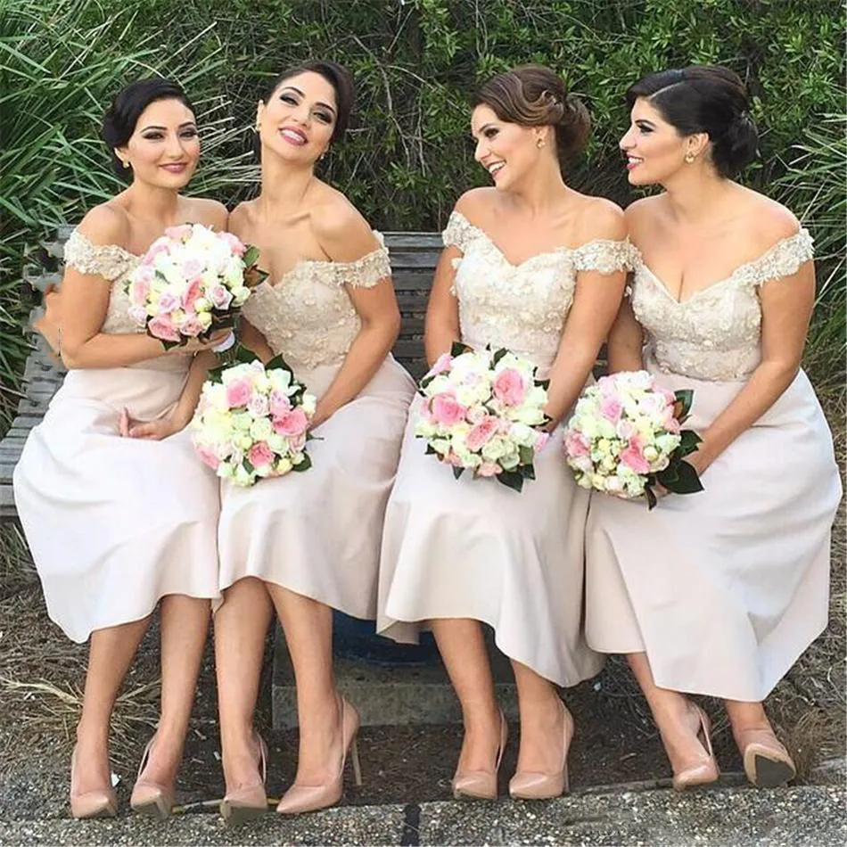 Robes de demoiselle d'honneur hors épaule pour mariage 2018 Appliques de dentelle Longueur de thé Brides DMAIDS CHIE