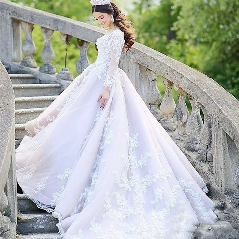 Abiti da sposa di lusso Dubai maniche lunghe 2018 Collo trasparente Applicazioni di pizzo Abiti da sposa Sweep Train Abiti da sposa Arabia Saudita