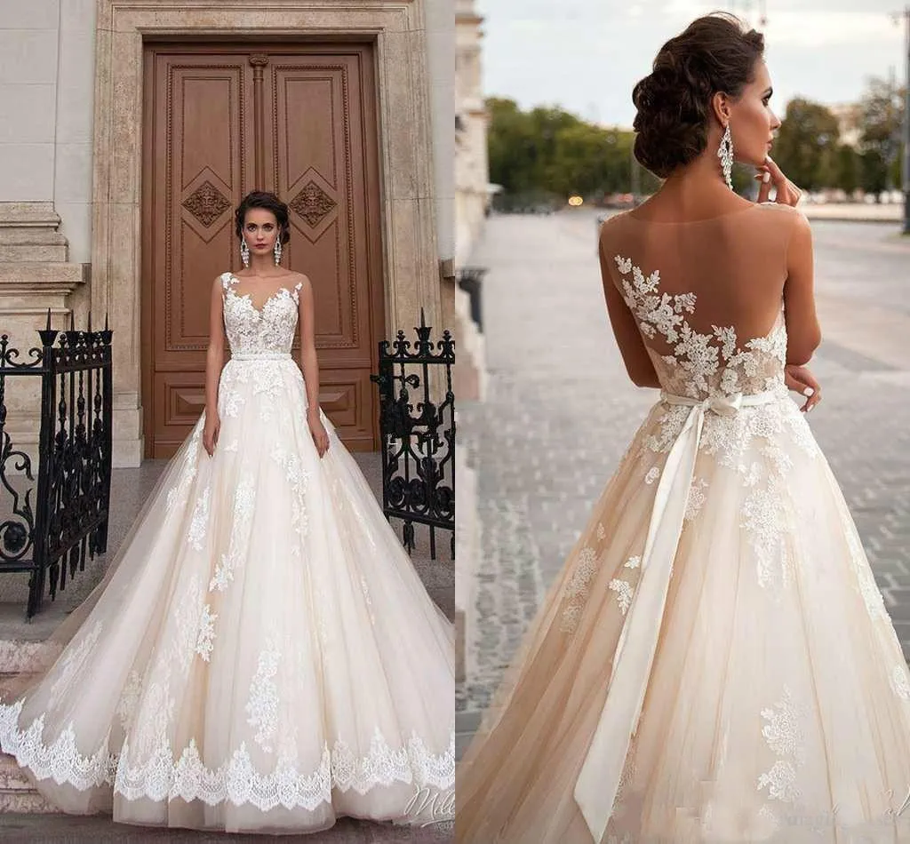 Splendidi abiti da sposa trasparenti castello 2022 Ball Illusion Back Appliques Abito da sposa con strascico in cappella in stile occidentale