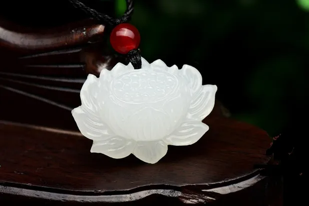 Pingente de jade branco natural lotus santo pingente de colar de amuleto da sorte