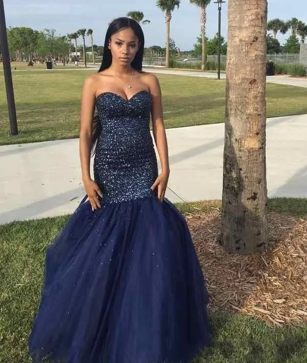 Mörk Navy Mermaid Prom Klänningar 2019 Fantastisk pärlstav Sweetheart Corset Back Black Girls Pageant Evening Kappor med Puffy Train Plus Storlek