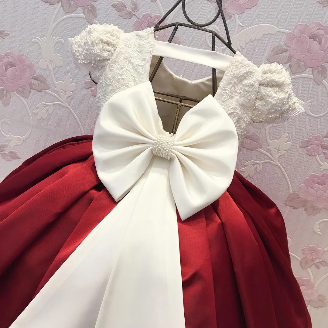 뜨거운 판매 진주 볼 가운 꽃 파는 소녀 결혼식을 위해 작은 소녀 미인 대회 드레스 새틴 짧은 소매 레이스 최초의 성찬 가운