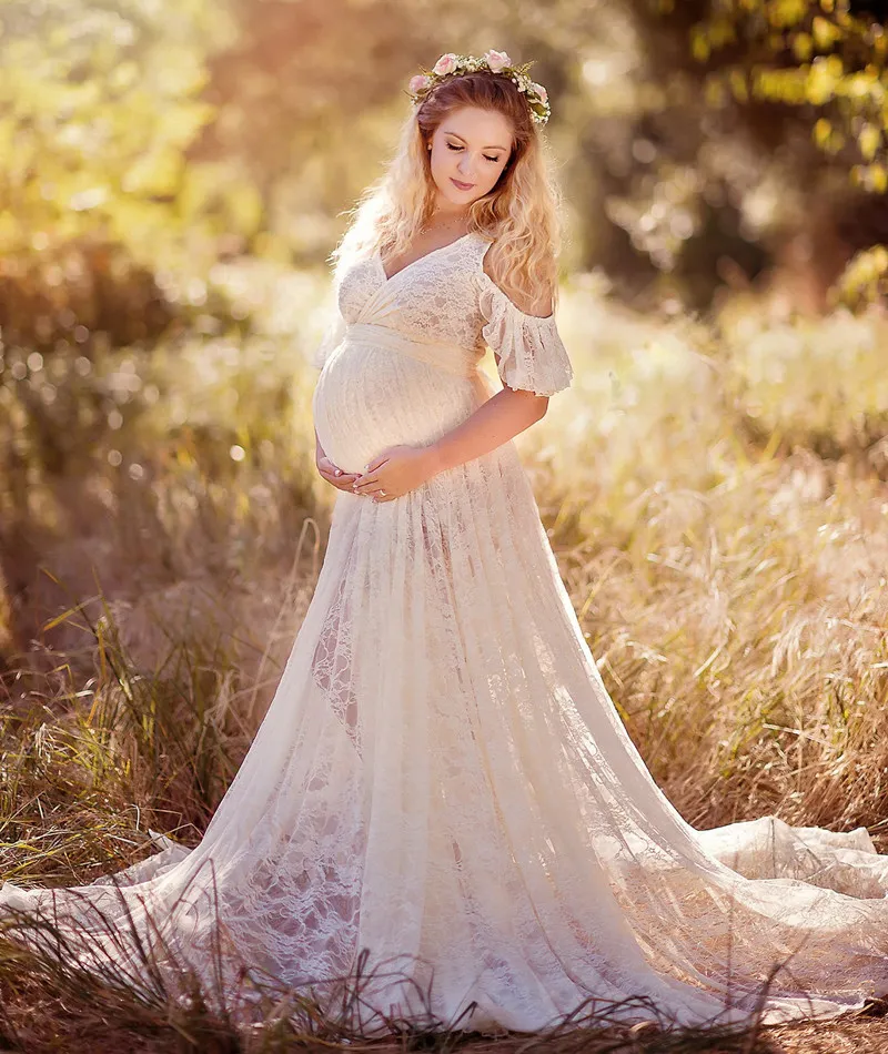 Schicke Umstandskleider aus Spitze für Fotoshootings mit kurzen Ärmeln, vorne geschlitztes Schwangerenkleid, Hofschleppe, maßgeschneidertes Maxikleid