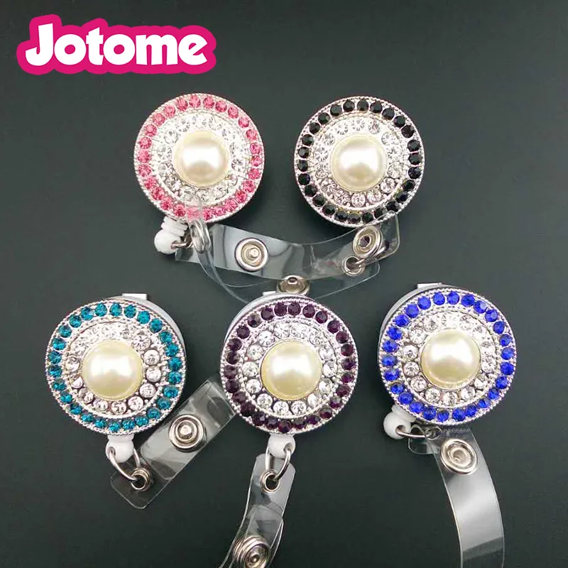 Nuovo arrivo strass multicolore con grande perla rotonda porta badge retrattile porta carte d'identità in plastica per accessori infermieristici