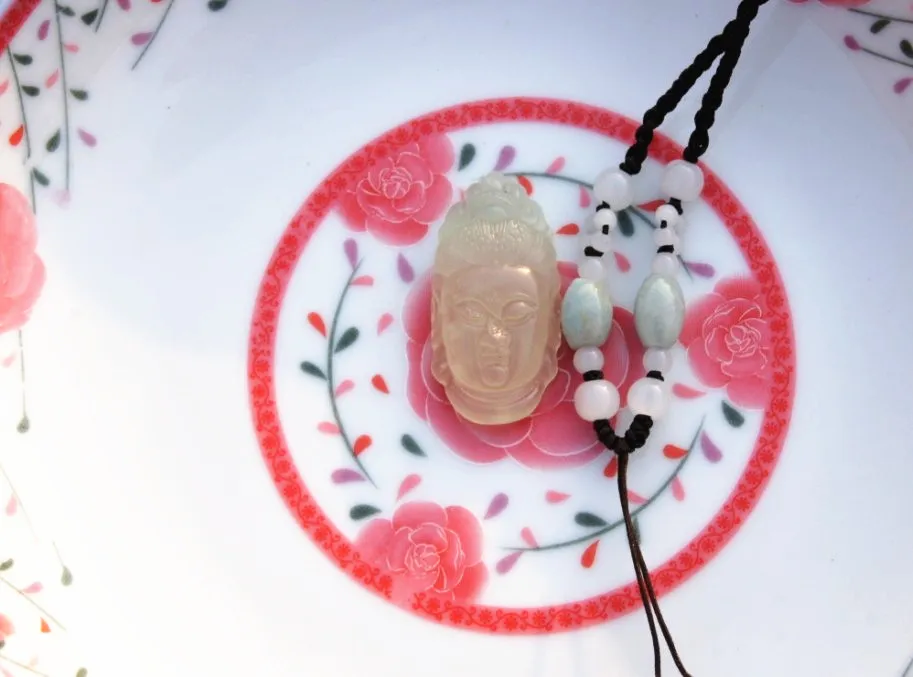 Handgefertigte Schnitzerei aus natürlicher Jade, klassischer stereoskopischer Bodhisattva-Kopf. Talisman-Halskettenanhänger.