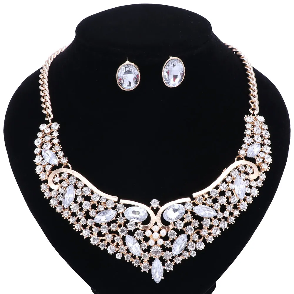 Set di gioielli con perline di cristallo di perle imitate alla moda le donne Accessori da sposa da sposa Set di orecchini a bottone con collana placcata in oro
