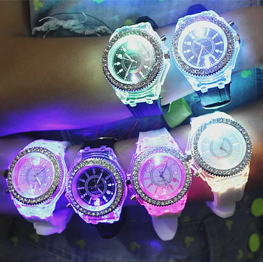 10X Kolorowe Zegarki Mody Genewskie Z LED Light Wristwatches Guma Unisex Silikonowa Nadgarstek Quartz Gorąca Sprzedaż Zegarki Sportowe Zegarki