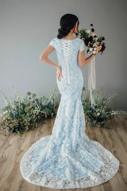 Abiti da sposa modesti in pizzo a sirena blu con maniche ad aletta Collo gioiello Corsetto Back Country Abiti da sposa colorati Realizzati su misura