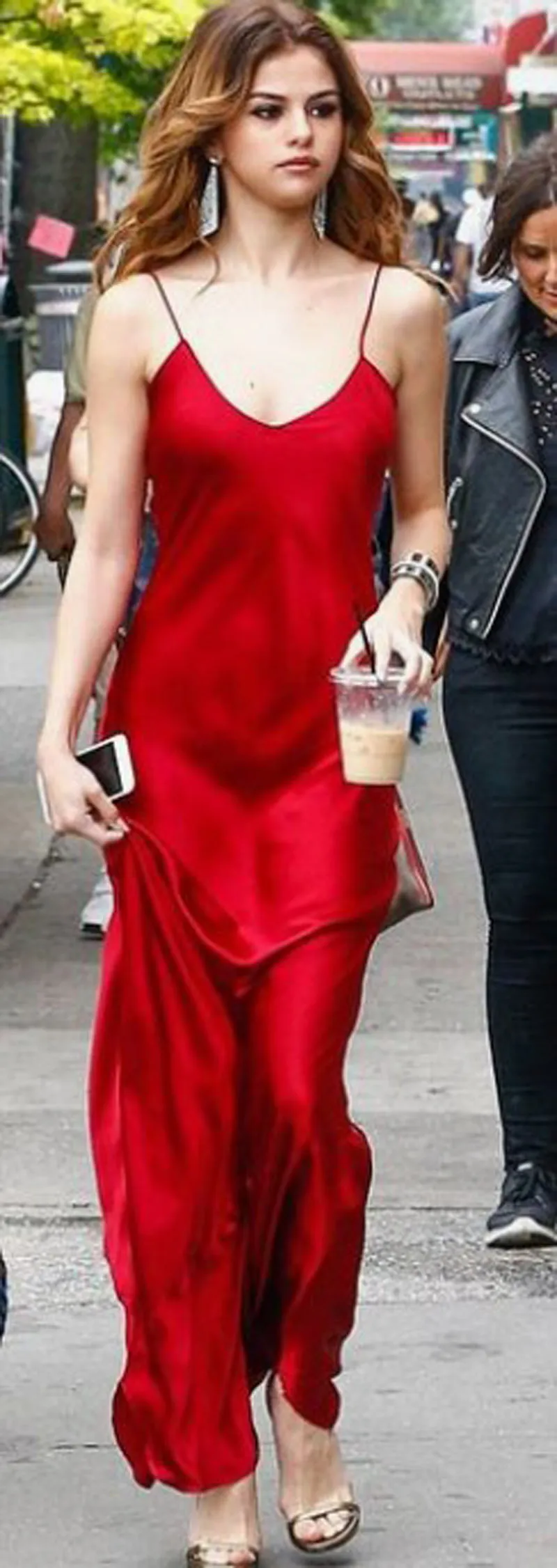 Selena Gomez sizzles in twee plunging karmozijnrode rode prom jurken voor schieten straat stijl feestjurk