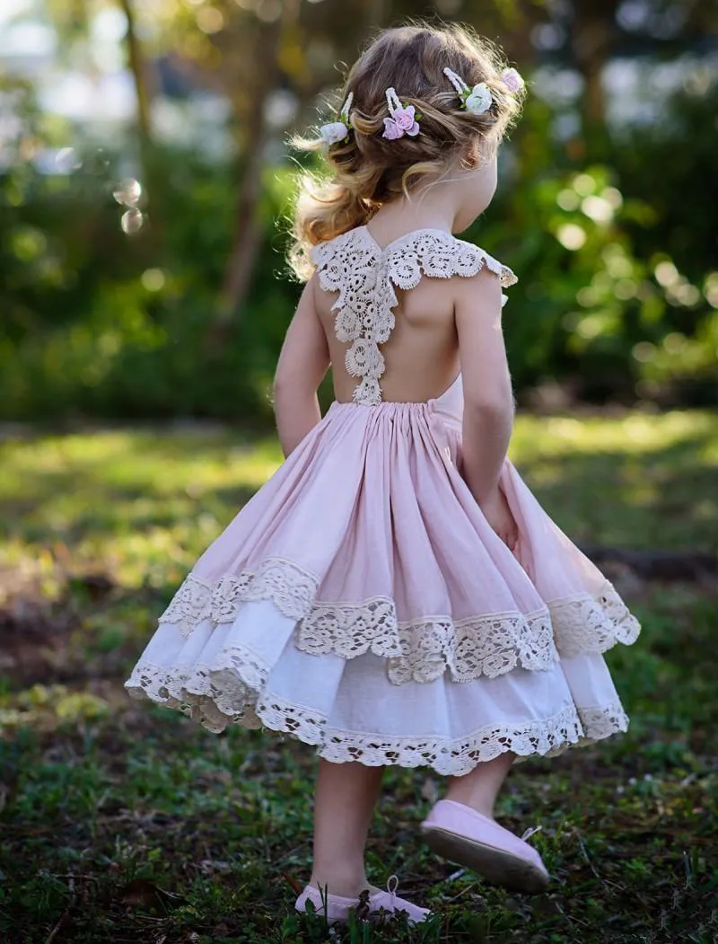 Söt Lace Cap Sleeves Blomma Tjej Klänningar För Bröllop Blush Rosa Tiered Square Neckline Baby Födelsedagsfest Klänning Barn Gemensamlök