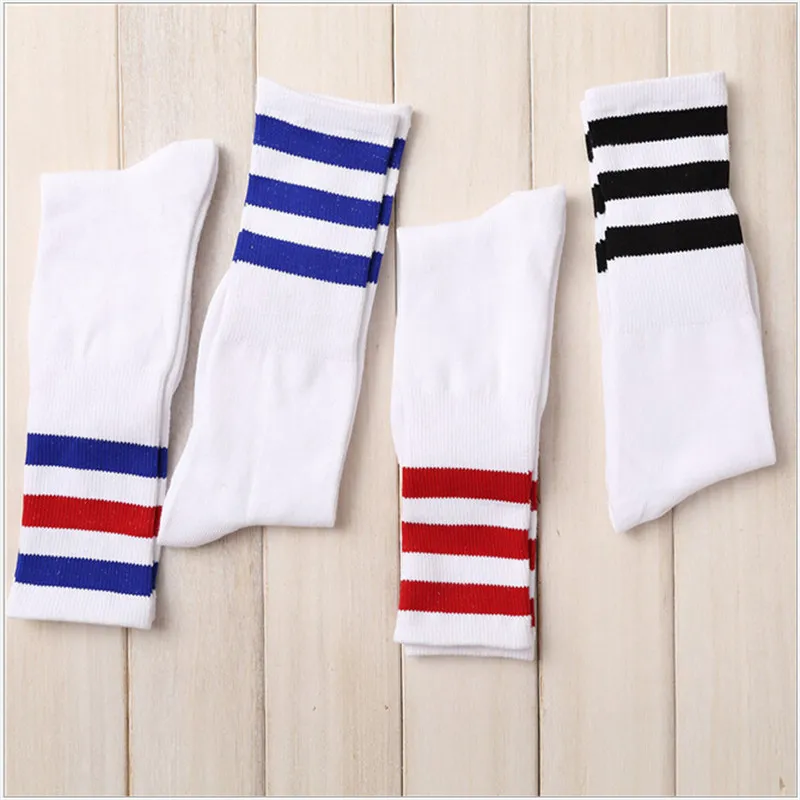 Wholesale- nouveaux hommes / femmes 3 trois rayures chaussettes de coton rétro vieille école HiPHOP Patinage longue courte miias harajuku blanc noir hiver cool