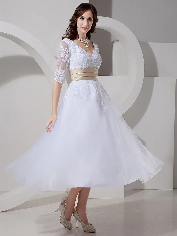 Abiti da sposa modesti corti di lunghezza del tè vintage con mezze maniche con scollo a V e applicazioni in tulle Abiti da sposa con cintura color champagne