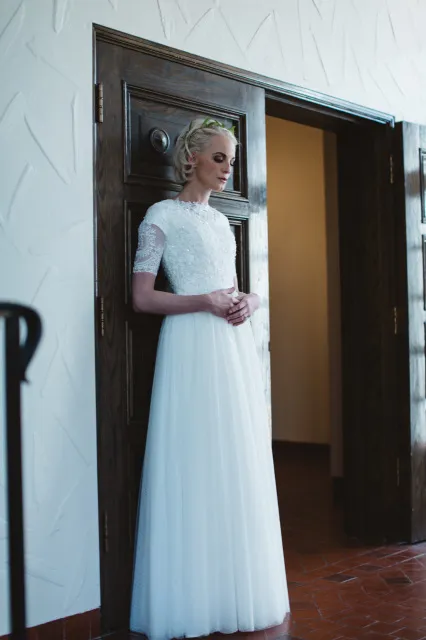 Vestidos de novia de gasa de encaje largo de una línea Longitud del piso modesta Apliques de cuentas Corsé Vestidos de novia de jardín trasero Vestidos de boda informales