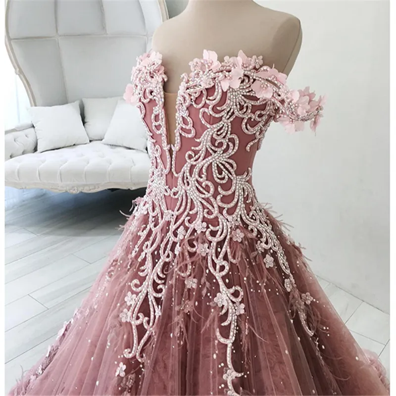 Bedövning prom klänning boll klänning av axel sexig dragkedja tillbaka sopa tåg pleats tulle med applique broderiery beading afton klänning